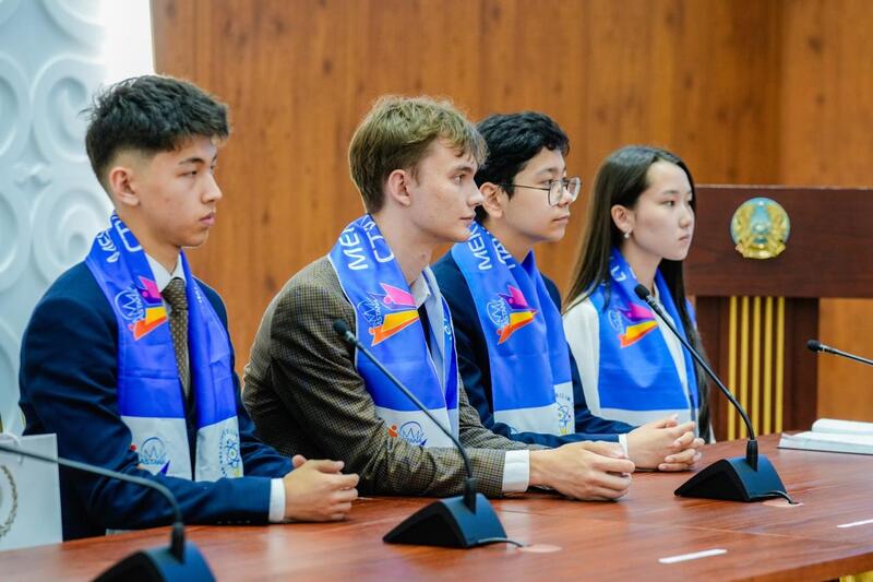 Создание безопасных пространств и развитие инфраструктуры для подростков обсудили депутаты маслихата со школьными активистами в Астане