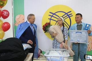 Бейбит Исабаев поздравил талдыкорганскую семью с рождением 20-ти миллионного жителя страны