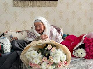 В ТУРКЕСТАНЕ ЧЕСТВОВАЛИ ПЕДАГОГА-ДОЛГОЖИТЕЛЬНИЦУ