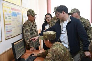 Заместитель министра обороны проверил работу цифровых офицеров в гарнизонах
