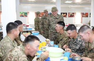 Контроль над качеством солдатского меню: министр обороны лично оценил продовольственный ассортимент срочников
