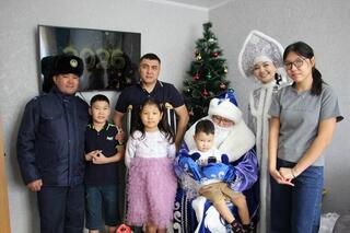 Полиция поздравила детей сотрудников-героев с Новым годом в ВКО