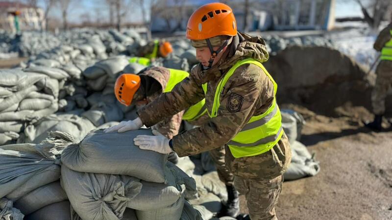 Воинские части МЧС на защите территорий от паводков