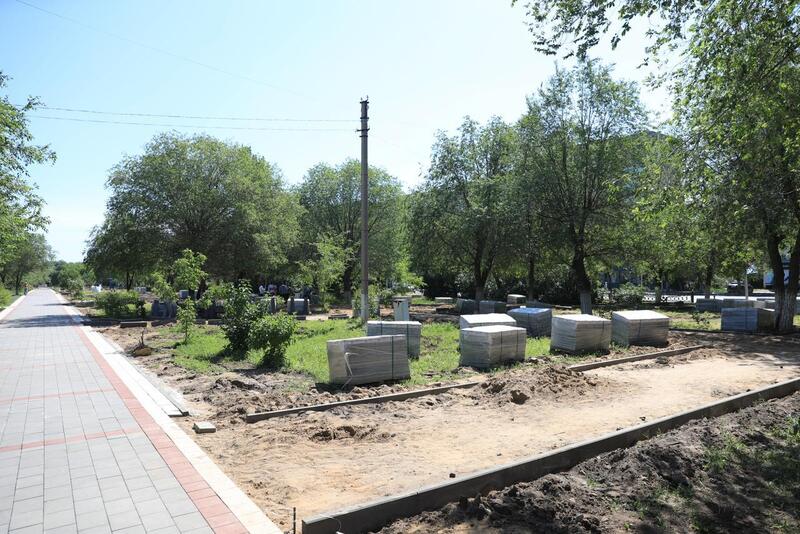 Продолжается благоустройство парка за монументом «Вечный огонь»
