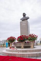 В Талдыкоргане установили памятник Нурмолде Алдабергенову