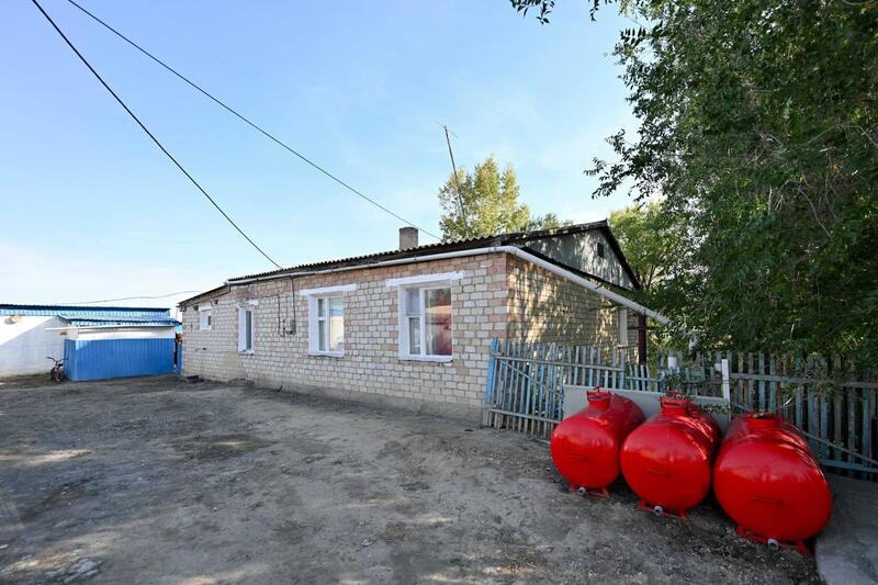 Аким области ознакомился с жизнью семей, переехавших в Аксуатский район