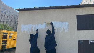 Закон и порядок: волонтёры и полиция закрасили десятки надписей о наркотиках в Астане