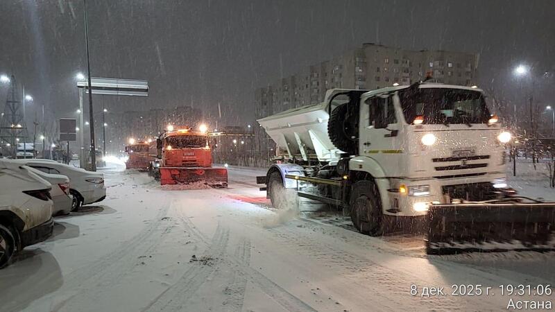 Свыше 1 тыс. единиц спецтехники заняты в снегоуборочных работах ночью в Астане