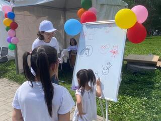 Мотивационные игры и психологические тренинги: необычный праздник организовали для детей и их родителей в столичном парке