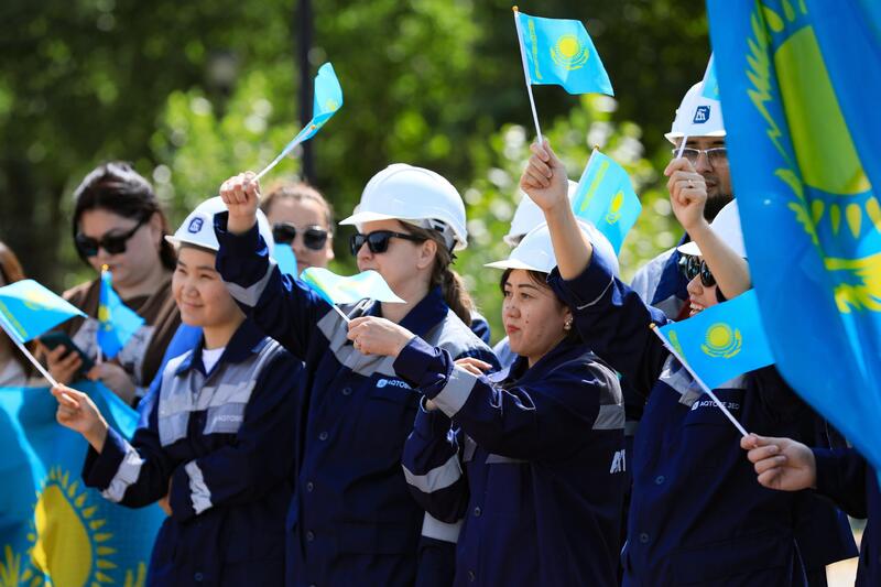 Глава региона принял участие в церемонии поднятия Государственного флага