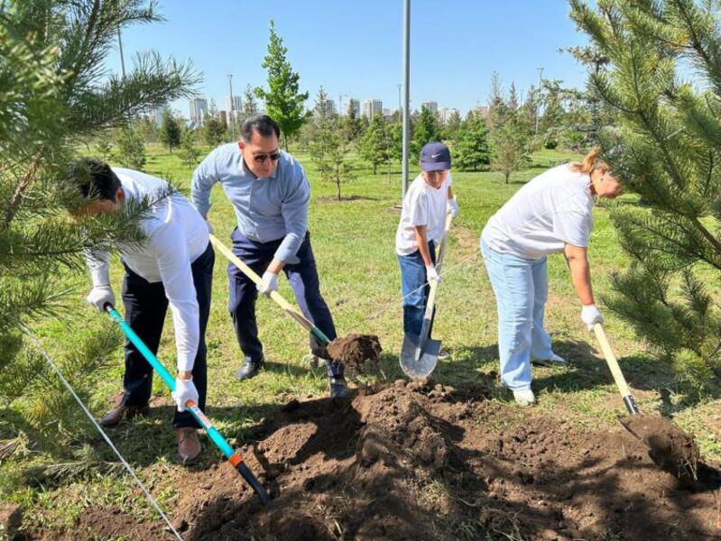 День семьи: в столице провели акцию по посадке деревьев