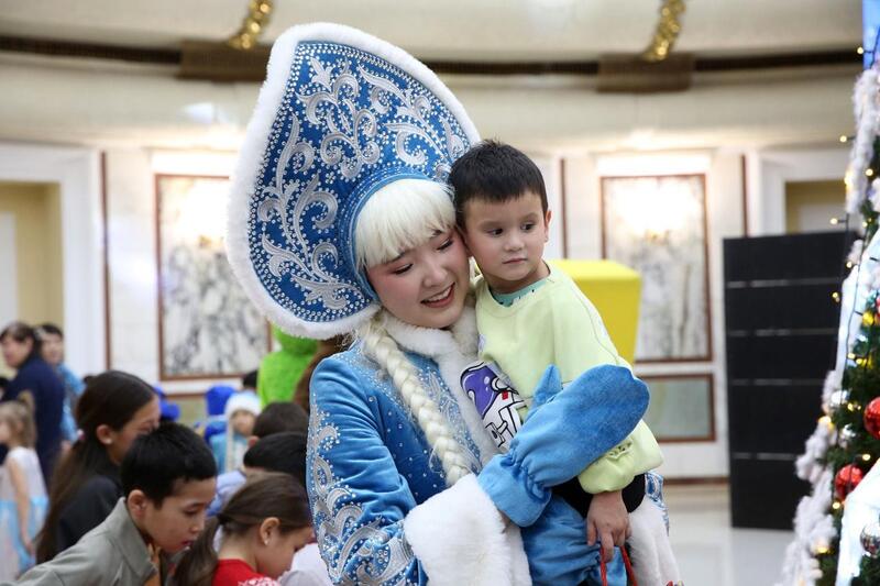 В Алматы новогодняя ёлка подарила праздник 400 воспитанникам соцучреждений