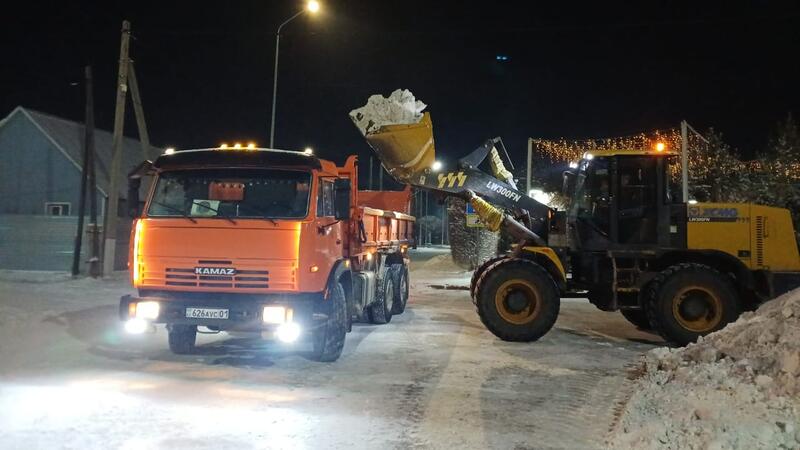 Около 1 200 единиц спецтехники заняты в снегоуборочных работах в Астане ночью