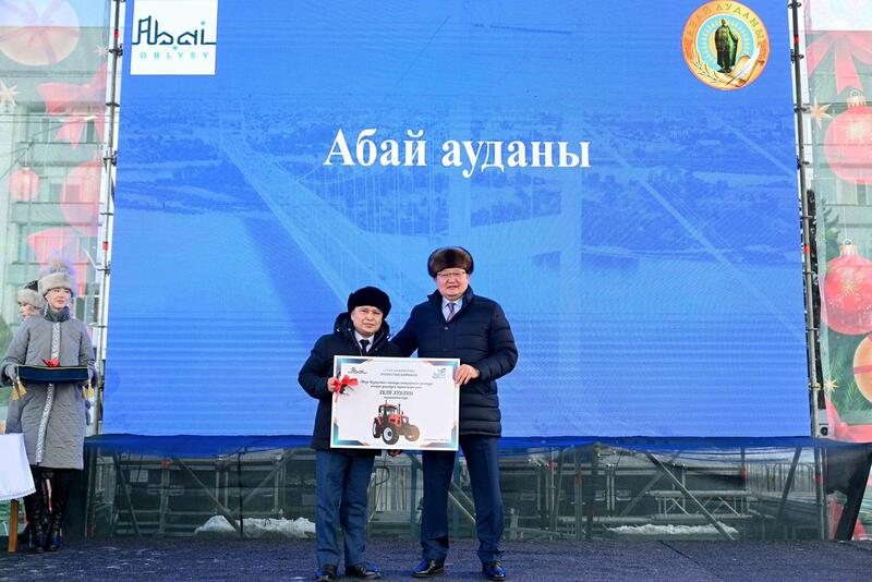 Победителям областного конкурса «Үлгілі ауыл» вручены 20 тракторов