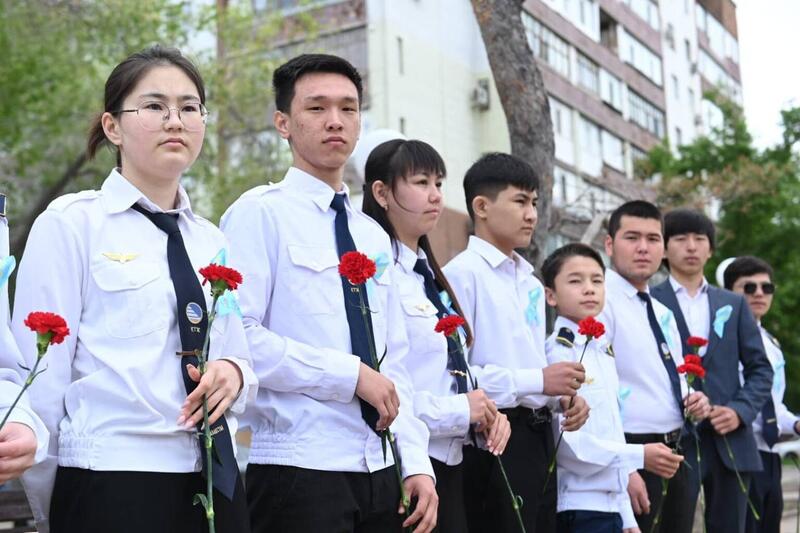В Актобе состоялся торжественный митинг и возложение цветов к памятнику первого казахского генерал-лейтенанта Жансена Кереева