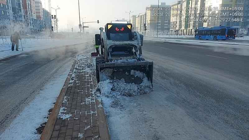 Более 1 500 единиц спецтехники задействованы в снегоуборочных работах в Астане