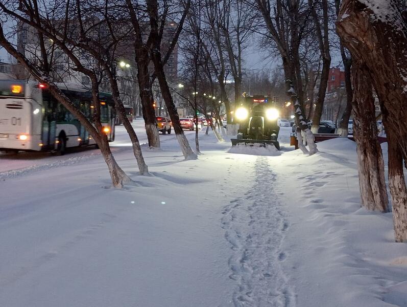 Около трех тысяч дорожных рабочих задействовано в снегоуборочных работах в Астане