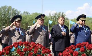 Министр обороны возложил цветы к монументу «Отан Ана»