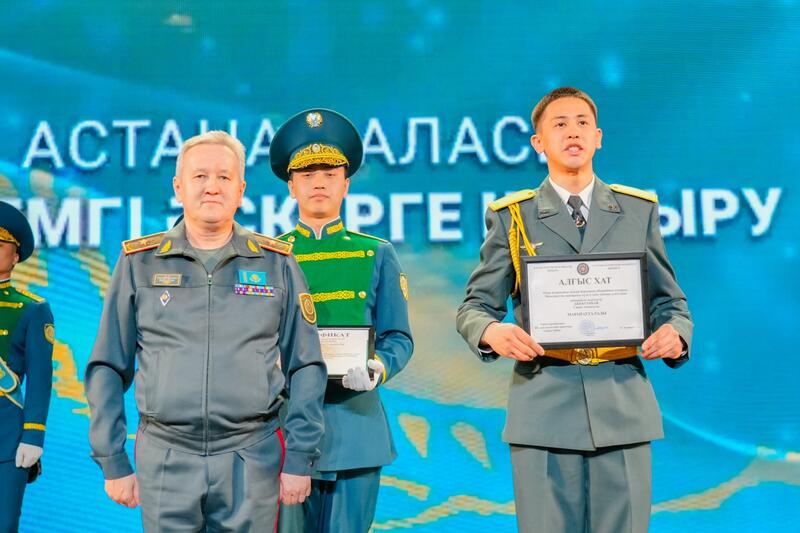 «Защита Родины — дело настоящих мужчин!»: в Астане проводили в армию очередную группу молодых людей