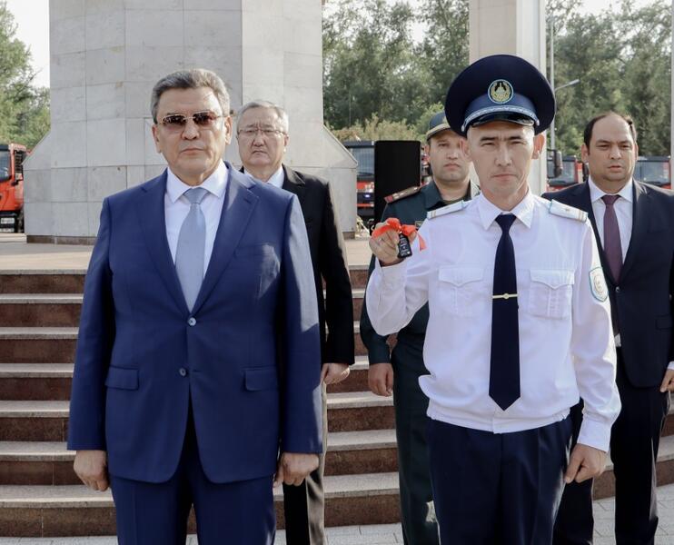 Полицейским Северо-Казахстанской области вручили ключи от 100 новых служебных автомобилей