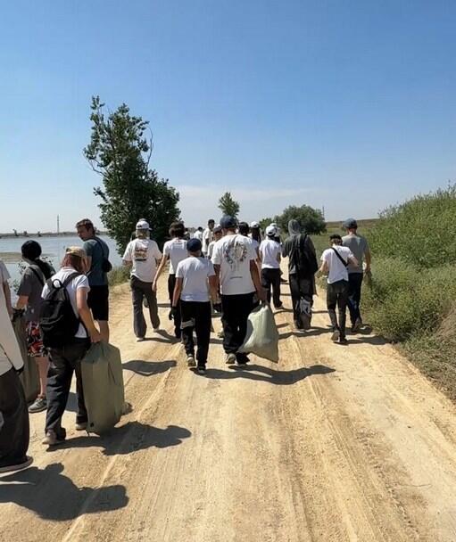 «Таза Қазақстан»: молодёжь Сарани очистила береговую линию водохранилища