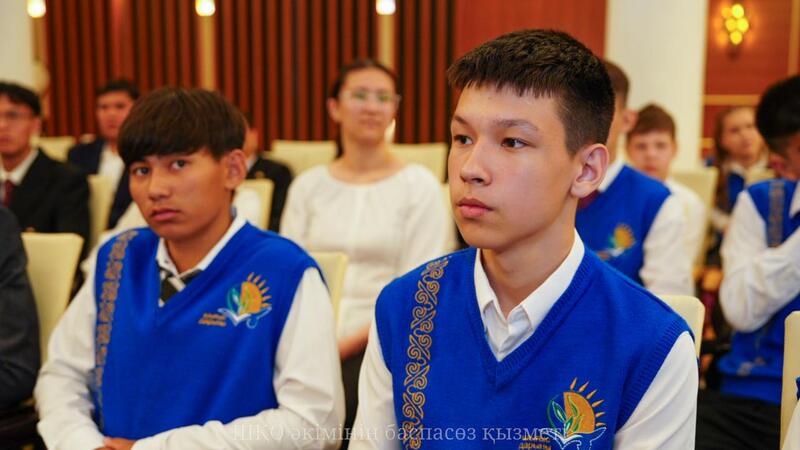Аким ВКО встретился с одарёнными детьми