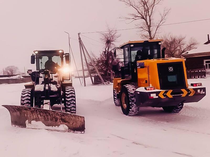 В Бородулихинском и Бескарагайском районах проводятся работы по очистке дорог от снега