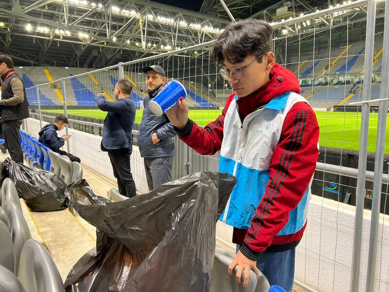 Матч Казахстан-Северная Ирландия: столичные болельщики восхитили казахстанцев, убрав за собой мусор