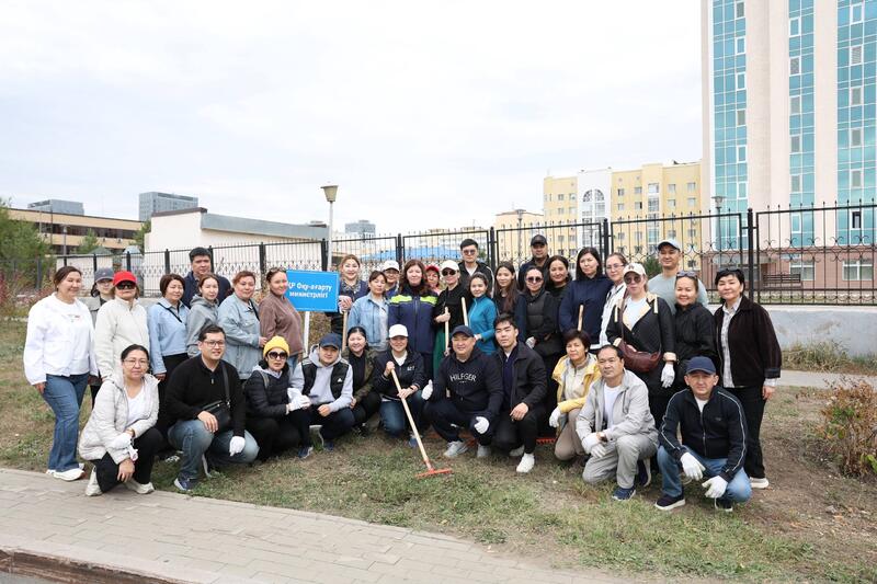 Коллектив Министерства просвещения принял участие в субботнике в рамках республиканской экологической акции «Таза Қазақстан»