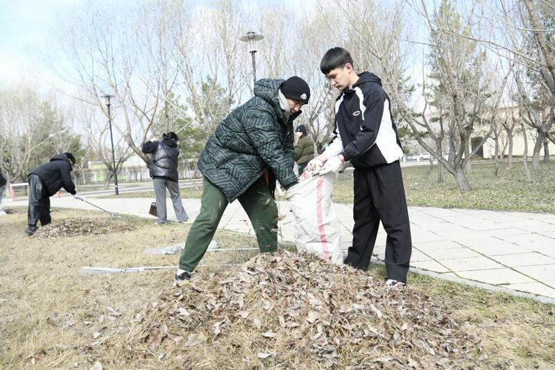 «Таза Қазақстан»: около 200 сотрудников цирка вышли на субботник в Астане