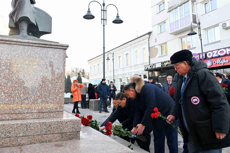 Делегация области Абай посетил памятник Шокана Уалиханова и мемориальную доску Кемеля Токаева в Омске