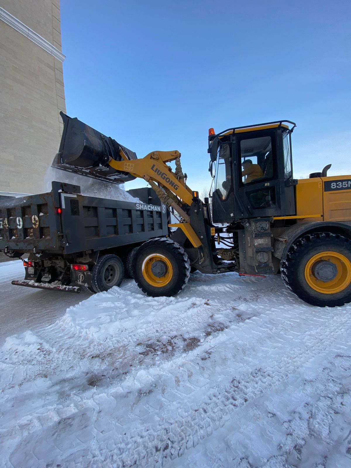 Более 1 100 единиц спецтехники вывели на уборку снега в Астане