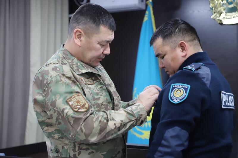 В области Ұлытау награждены полицейские за спасение детей при пожаре