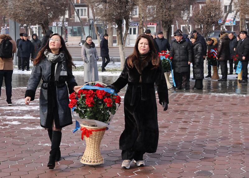 В Таразе состоялась церемония возложения цветов к памятнику Жамбылу Жабаеву