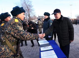 Аким Жамбылской области принял участие в церемонии принятия военной присяги молодыми солдатами