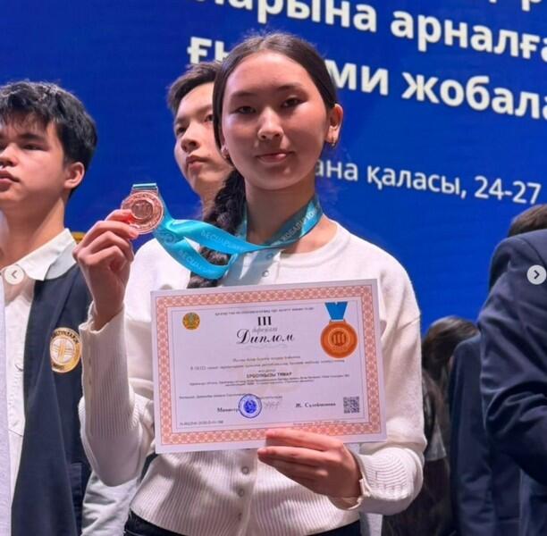 Ракетная платформа и бионический робот: карагандинцы взяли золото на национальном конкурсе