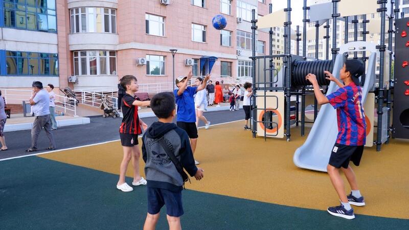 Новый благоустроенный двор открыли открыли в столичном районе Байконыр ко Дню города