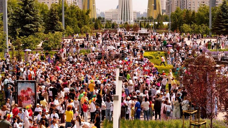 В Астане прошел парад клоунов с участием артистов из разных стран