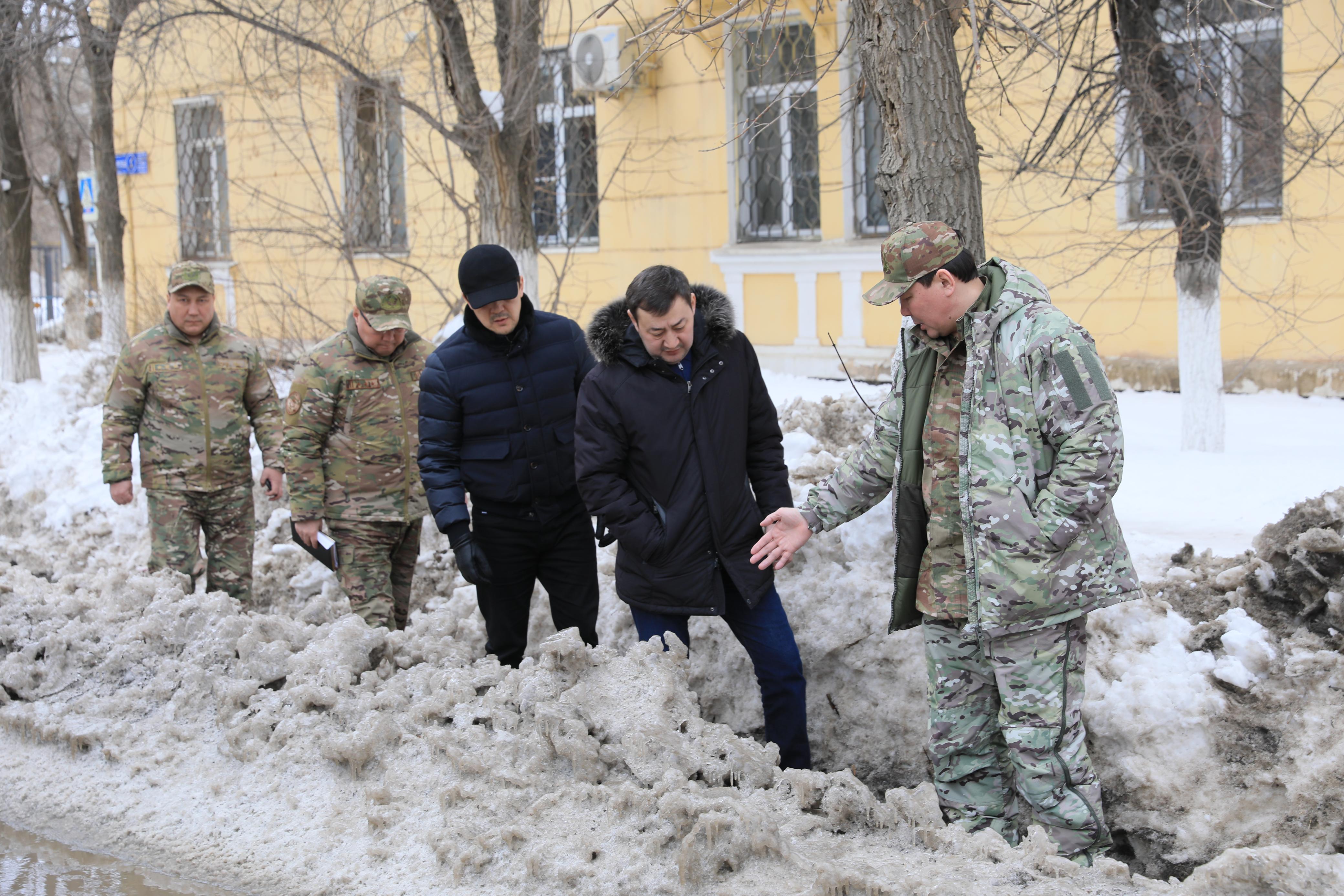 Асхат Шахаров объехал территории жилых массивов города Актобе, чтобы проверить подготовку к весеннему паводку