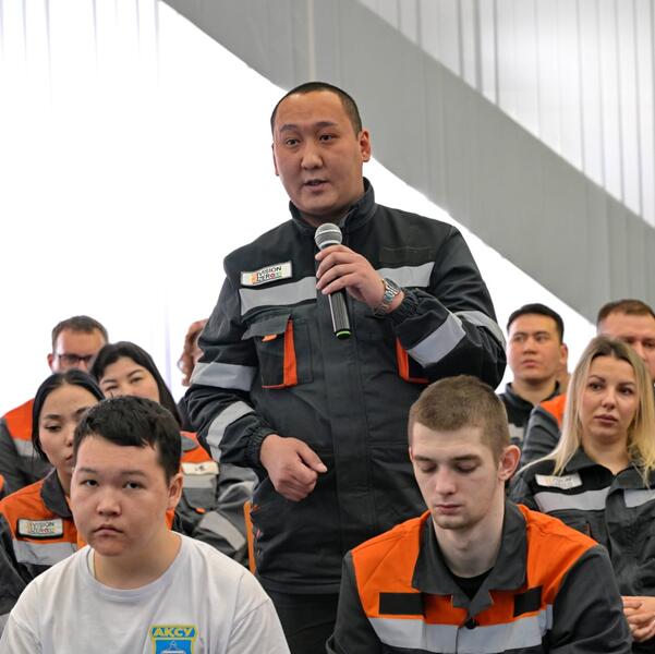 Молодежь Аксу обсудила с акимом области проект новой Конституции и будущее региона