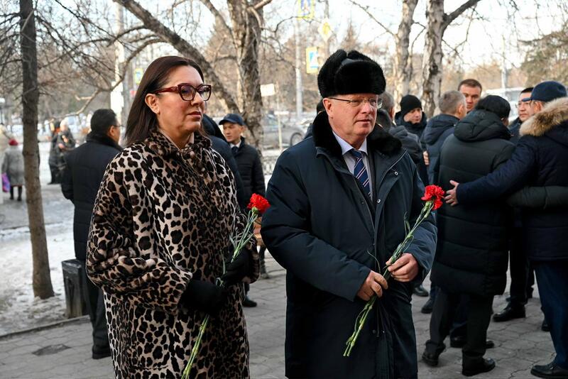 Делегация области Абай посетил памятник Шокана Уалиханова и мемориальную доску Кемеля Токаева в Омске