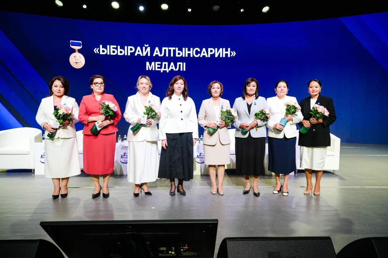 На городской Августовской конференции в Астане наградили ряд учителей