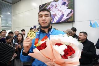 Чемпиона мира Ризабека Айтмухана встретили астанчане в аэропорту