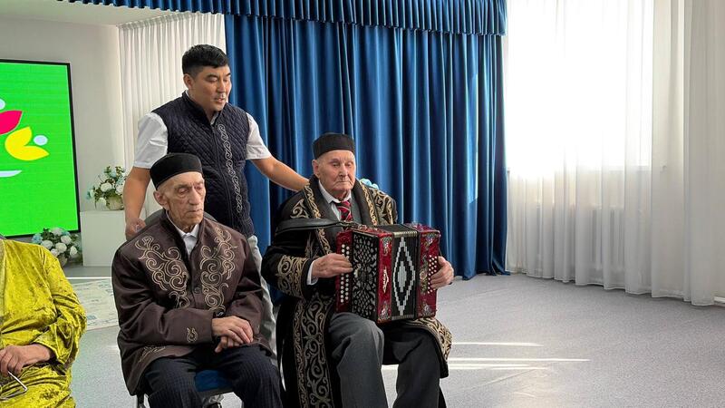 Аким области Марат Ахметжанов поздравил долгожителя в Щучинске