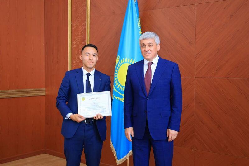 Ермаганбет Булекпаев встретился с лучшими школьниками Карагандинской области