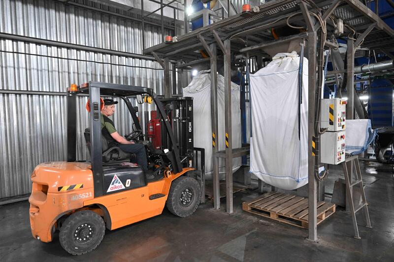 Аким области побывал на заводе по переработке шин «Эйкос»