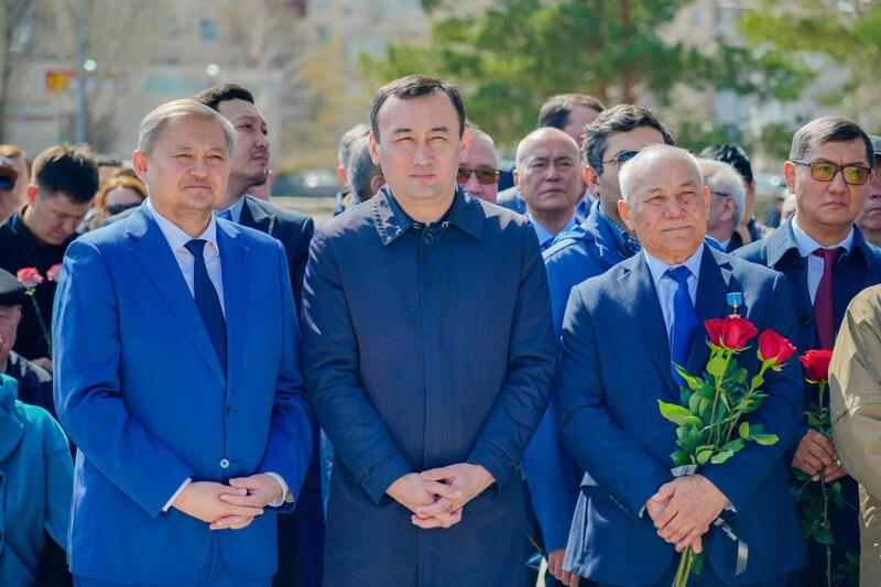 День работников науки: в Астане прошла церемония возложения цветов к памятнику Канышу Сатпаеву