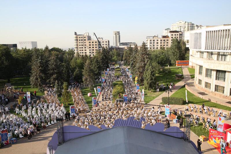 1000 юных художников Алматы установили рекорд Казахстана