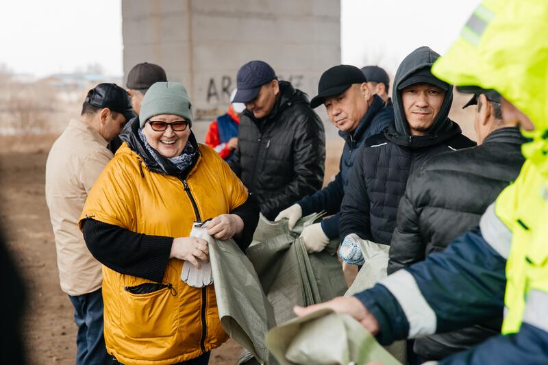 В Атырау прошёл субботник «Чистый берег»