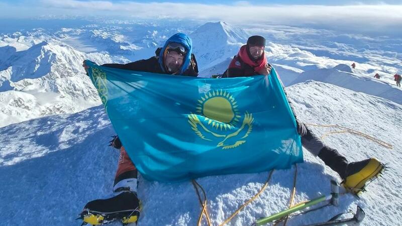 Военнослужащие Вооруженных сил РК водрузили флаг Казахстана на североамериканском шеститысячнике Денали